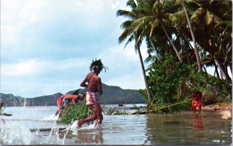 Postcard Oceania French Polynesia Bora Bora - Men fishing