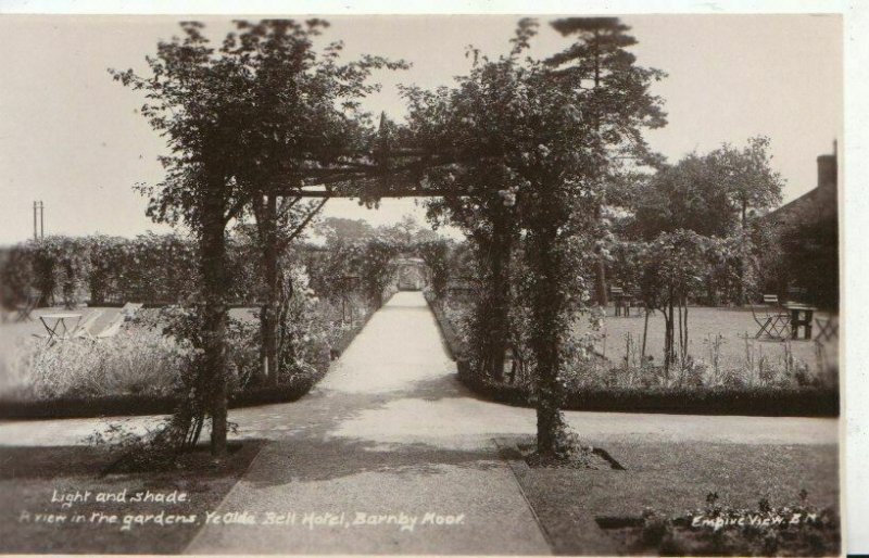 Nottinghamshire Postcard - Garden - Ye Olde Bell Hotel - Barnby Moor   - 2250A