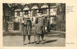 Chief Yeoman Warder and Yeoman Gaoler uniforms, Tower of London guards postcard