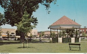 FAIRFIELD , Iowa , 1950-60s ; Public Square & Band Stand