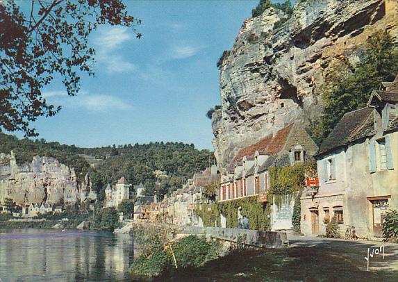 France La Roque-Gageac Dans le fond le chateau de la Malartrie