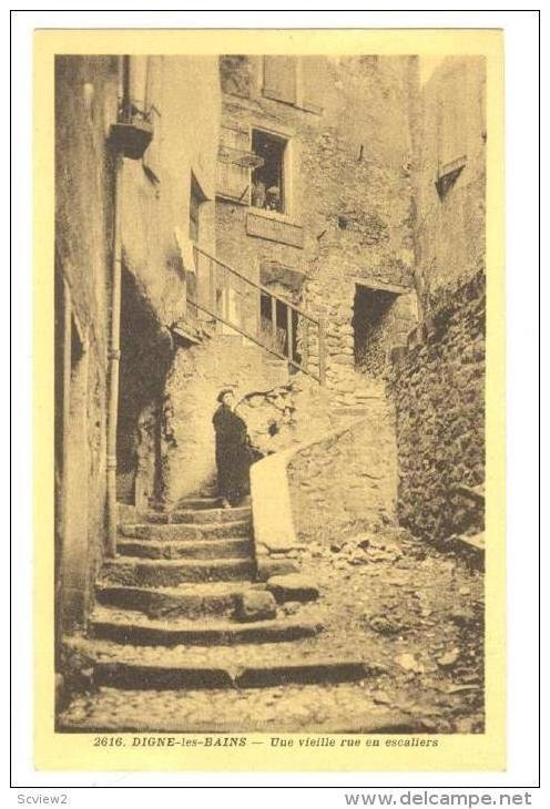 Digne-les-Bains , France , 1910-30s : Une vieille rue en escaliers