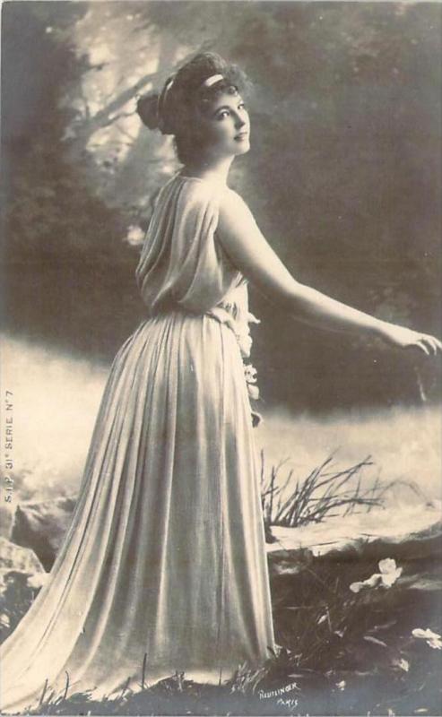 Photographe - Reutlinger - Femme dans une scène Antique