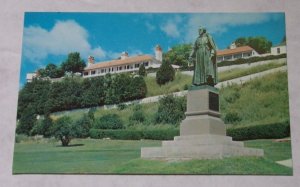 VINTAGE UNUSED POSTCARD  FATHER MARQUETTE MONUMENT & FORT MACKINAC, MICHIGAN