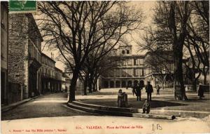 CPA VALREAS - Place de l'Hotel-de-Ville (511730)