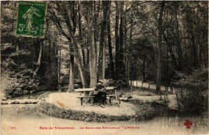 CPA PARIS 12e Bois de Vincennes. Le Bane des Amoureux l'Attente (573456)