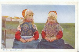 Netherlands Postcard - Holland - Children - De Twee Zusjes - Marken - Ref 17380A