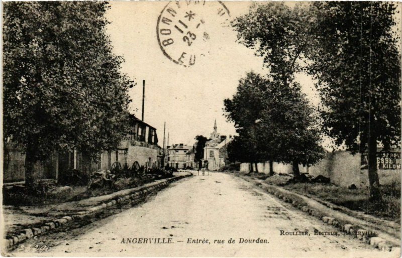 CPA Essonne ANGERVILLE Entrée rue de Dourdan (983105)