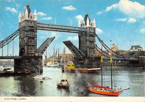 BR89909 tower bridge london ship bateaux  uk