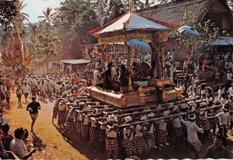BT13947 Coinvoy accompanying corpse towards cremation altar in Bali    Indonesia