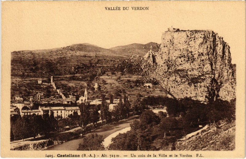 CPA Castellane Un coin de la Ville et le Verdon (922038)