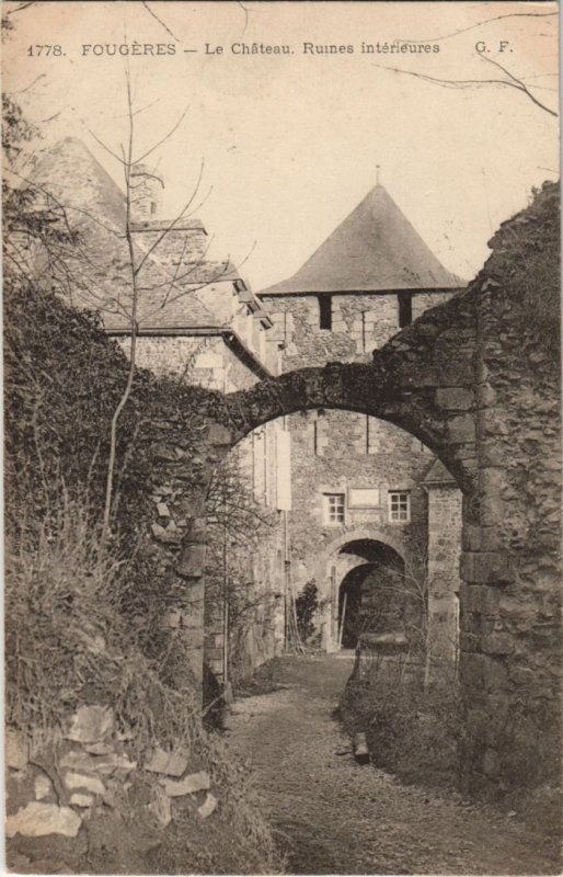 CPA Fougeres Le Chateau , ruines interieures (1236549)