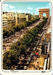 France Paris Les Champs Elysees et l'Arc de Triomphe