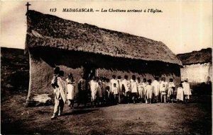 CPA AK Les Chretiens arrivent a l'Eglise MADAGASCAR (909854)