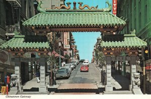 CONTINENTAL SIZE POSTCARD SAN FRANCISCO'S CHINATOWN STREET SCENE 1970s