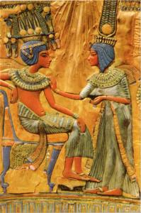 CPM EGYPTE King Tut Ankh Amen and his Queen at the back of golden throne(343483)