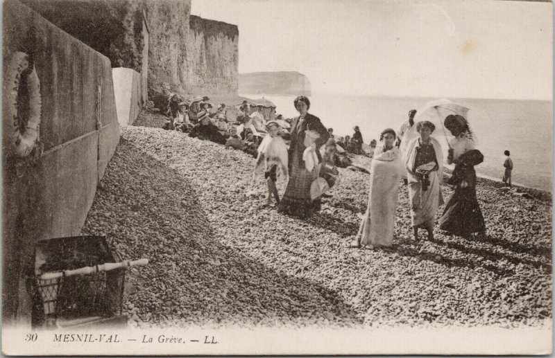 France Mesnil-Val La Greve People at Beach Unused Postcard E86