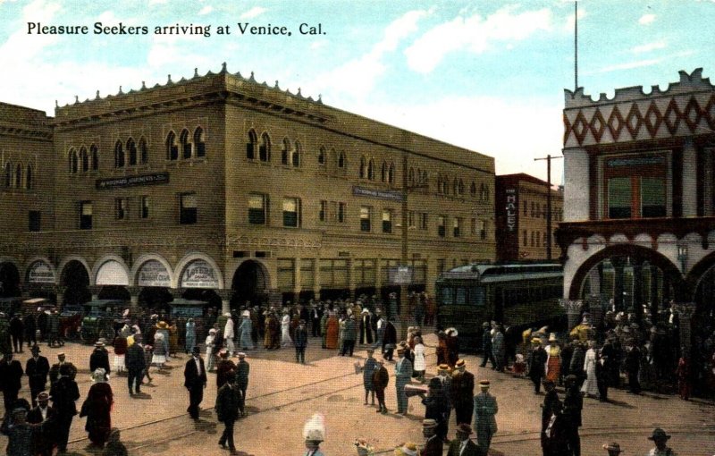 Venice, California - Pleasure Seekers arriving at Venice Beach - c1908