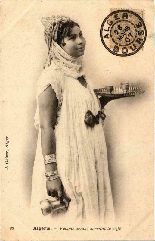 CPA AK Geiser 88 Femme arabe, servant le cafe. ALGERIE (769058)