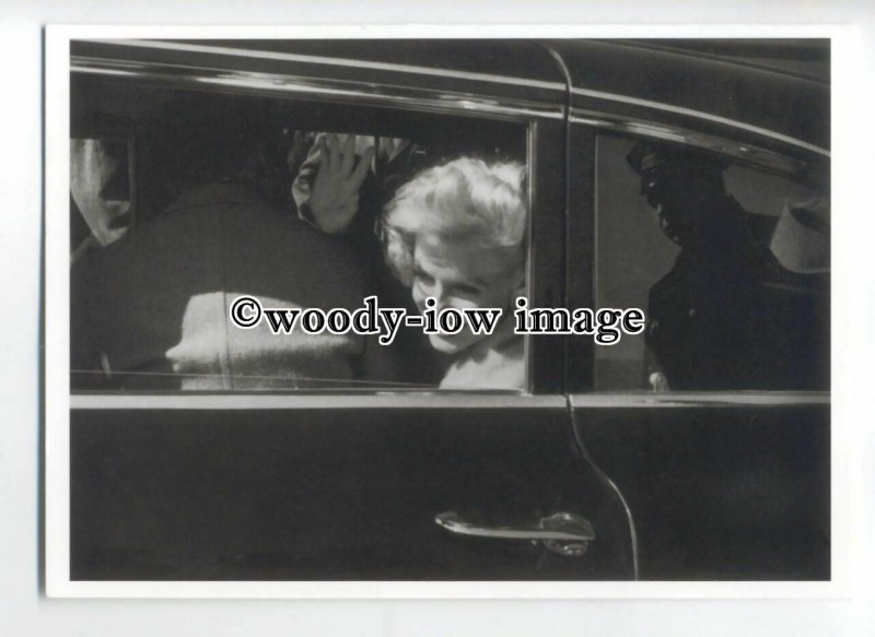 b3695 - Film Actress - Marilyn Monroe waves from the Cadillac - modern postcard