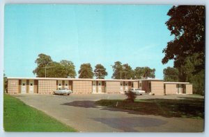 Forest City Iowa IA Postcard Acorn Motel General View Building Classic Cars 1960