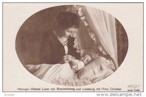 Herzogin Victoria Luise von Braunscweig und Luneburg mit Prinz Christian, GER...