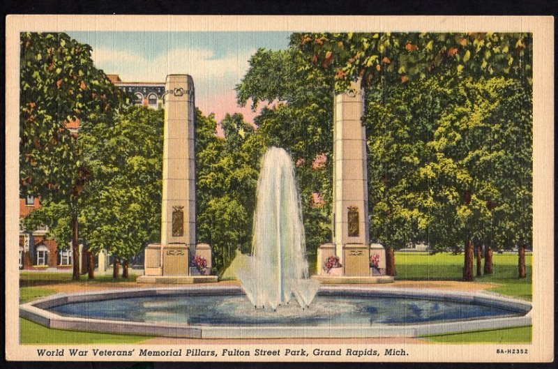 Michigan GRAND RAPIDS World War Veterans' Memorial Pillars Fulton St Park LINEN