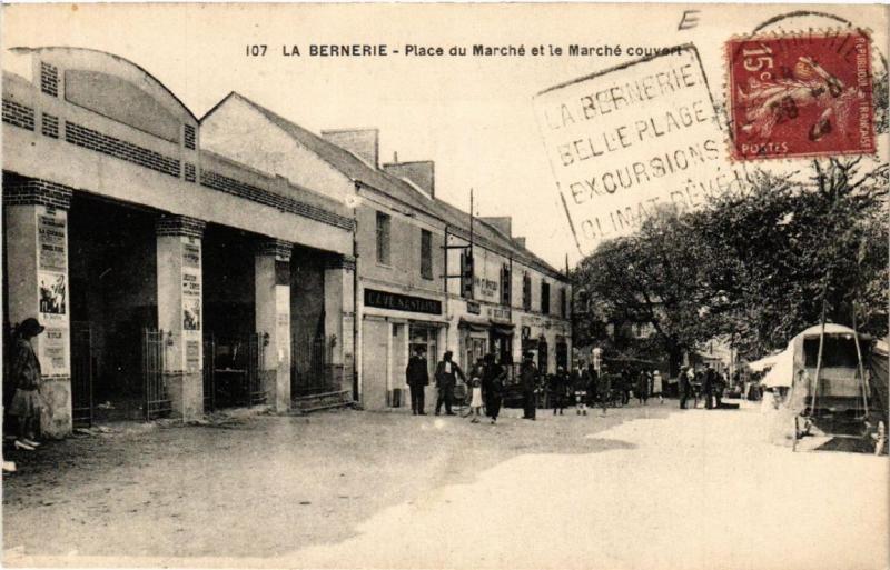 CPA AK La Bernerie Place du Marche et le Marche couvert (611026)