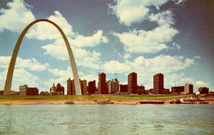 MO - St Louis. Gateway Arch, Skyline