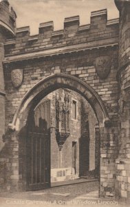 LINCOLN, CASTLE GATE AND ORIEL WINDOW - Vintage POSTCARD