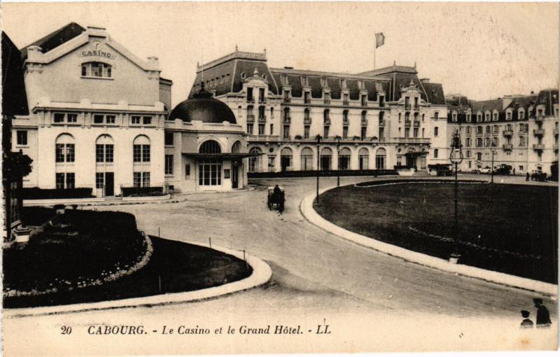 CPA CABOURG - Le Casino et le Grand Hotel (422391)