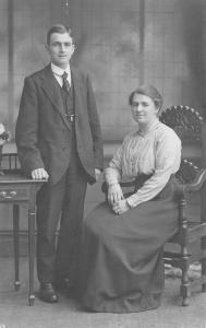 uk33503 couple real photo uk leicester social history