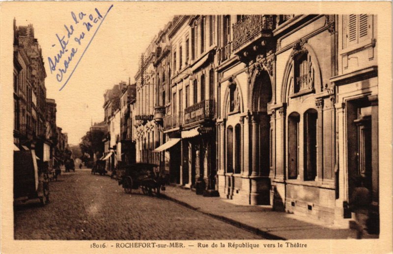 CPA ROCHEFORT-sur-MER - Rue de la République vers le Théatre (976101)