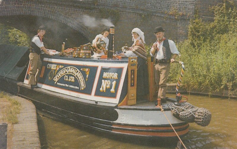 OLD TIME CANAL BOATERS IN TRADITIONAL DRESS - Vintage POSTCARD