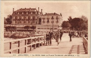 CPA ARCACHON-La jetée vers la Place Thiers et les Hotels (27881)