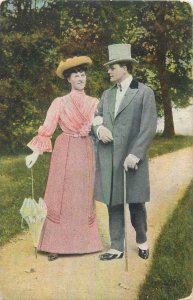 Art early postcard well dressed couple stralling