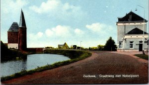 Netherlands Zierikzee Grachtweg met Nobelpoort Vintage Postcard 09.66