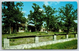 Roadside~Lake Ozark Missouri~Knollwood Motor Court~Stone Fence~1962 Postcard