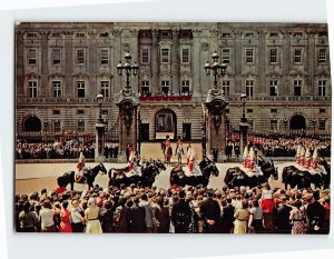 Postcard H.M. The Queen at the entrance to Buckingham Palace, London, England