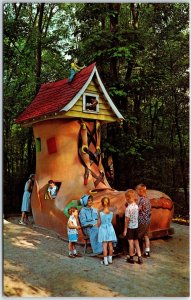 VINTAGE POSTCARD THE OLD LADY IN THE SHOES AT STORY BOOK FOREST LIGONIER PENNA