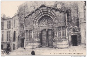 ARLES, Bouches-du-Rhone, France; Facade de l'eglise Ste-Trophime, 00-10s