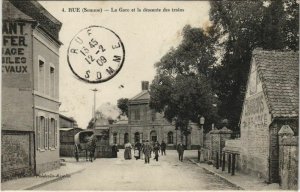 CPA RUE La Gare et la descente des trains (19300)