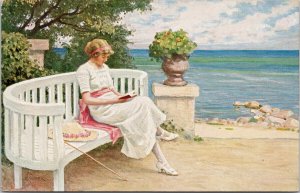 Paul Fischer Danische Kunst Woman in White Dress Reading Seaside Postcard E94