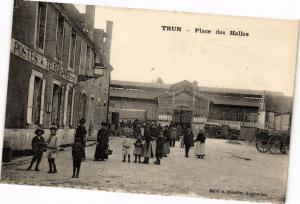 CPA Trun (Orne) - Place des Halles (250132)