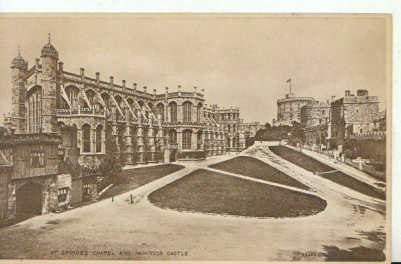 Berkshire Postcard - St Georges Chapel and Windsor Castle - Ref 10072A