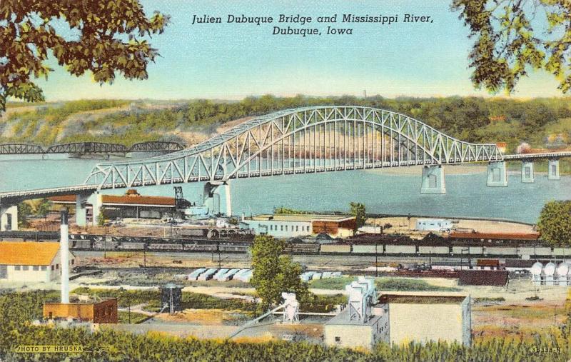 IA, Iowa   JULIEN DUBUQUE BRIDGE~MISSISSIPPI RIVER~TRAIN CARS   c1940's Postcard