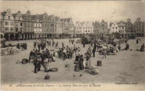 CPA ARRAS avant la terrible Guerre-La Grande Place un Jour de Marché (46136)