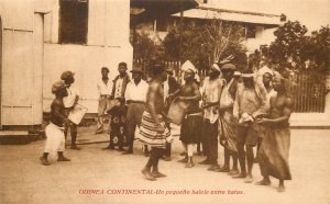 Spanish colony Guinea Continental. Un Pequeño halele entre Batas natives life