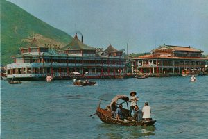 CONTINENTAL SIZE POSTCARD THE FLOATING RESTAURANTS AT ABERDEEN HONG KONG