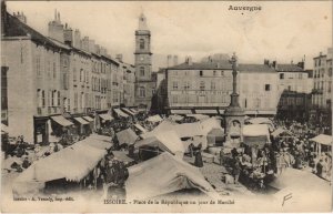 CPA ISSOIRE Place de la Republique un Jour de Marche (1254667)